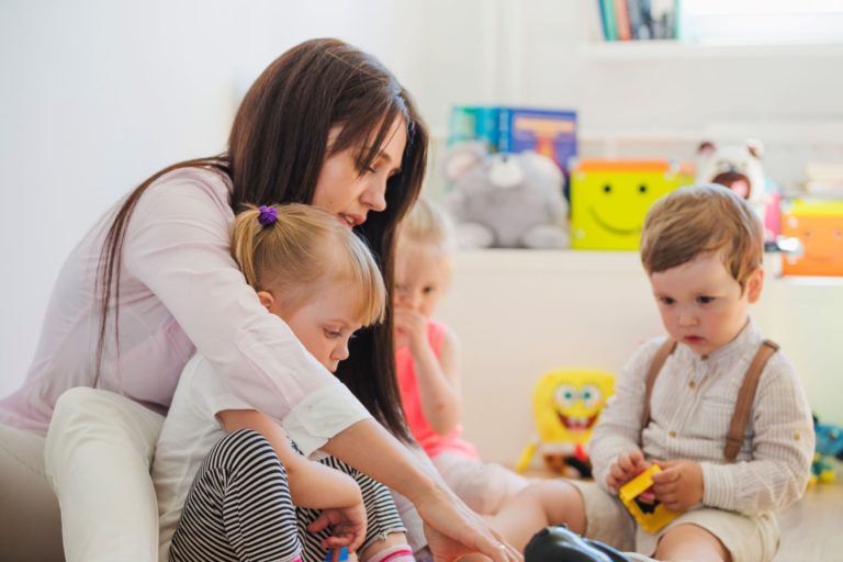 Study English + Work (Nanny) with Free Accommodation in Australia